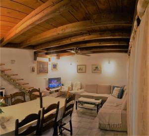 een woonkamer met een bank en een tafel bij Traditional Dalmatian House Tina in Trogir