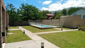 una piscina en el patio trasero de una casa en Merlo Centro Aparts en Merlo