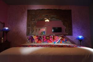 Schlafzimmer mit einem Bett und einem großen Spiegel in der Unterkunft CASA ALFAREROS in Guadalajara