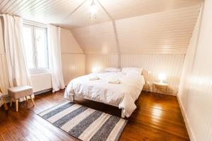 sypialnia z dużym łóżkiem na poddaszu w obiekcie LA VILLA JEAN-BART w mieście Saint-Valéry-sur-Somme