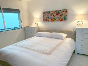 A bed or beds in a room at Casa al Mar