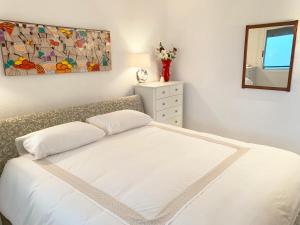 A bed or beds in a room at Casa al Mar Még 29 kép