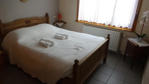 1 dormitorio con 1 cama con 2 almohadas en Sans Souci, en De Panne