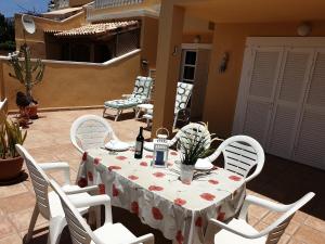 una mesa con un mantel blanco en el patio en Benimar, en Adeje