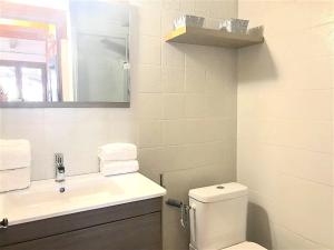 een witte badkamer met een toilet en een wastafel bij Residence du valinco Appartement in Olmeto