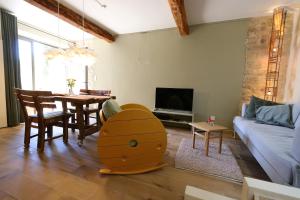 - un salon avec un canapé et une table dans l'établissement Sous le Château, à Rustrel