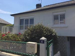 a white house with a fence in front of it at maison proche du Mont Saint Michel in Pontorson