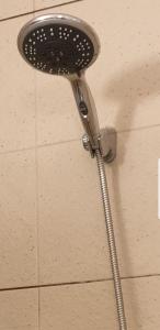 prysznic na ścianie w łazience w obiekcie Apartament Sloneczny Taras w Olsztynie +37 zdjęć