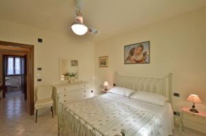 a bedroom with a bed and a dresser with a picture at Casa Il Pino in Cavriglia +22 photos