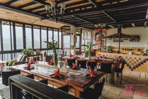 a dining room with tables and chairs and windows at Hotel San Jorge in Tlatlauquitepec