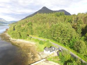 una vista aérea de una casa a orillas de un río en The Boathouse en Glencoe