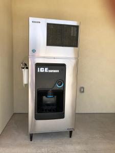 a ice machine sitting in a room at Crystal Inn Downtown in Houston +18 photos