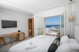 Cama ou camas em um quarto em The George Hotel Mykonos