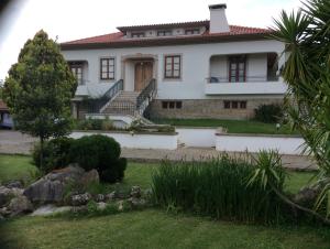 アロウカにあるQuinta da Ribeirinhaの大白い家