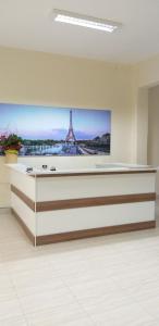 Habitación vacía con vistas a la torre Eiffel en Aconchego, en Amparo