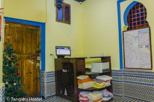 Uma televisão e/ou sistema de entretenimento em Tangiers Hostel