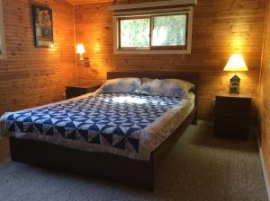 Tempat tidur dalam kamar di Sunset Lakehouse, cozy cottage