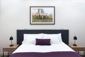 Postel nebo postele na pokoji v ubytování Porter's Plainland Hotel