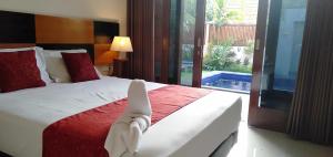 una camera d'albergo con un letto e asciugamani di The Jepun Room and House a Canggu