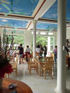 a group of people in a restaurant with a table and chairs at Anh Khiem Hotel in Ba Be18