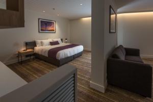 Postel nebo postele na pokoji v ubytování Porter's Plainland Hotel