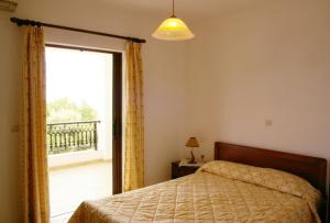 1 dormitorio con cama y ventana grande en Marialice, en Dassia