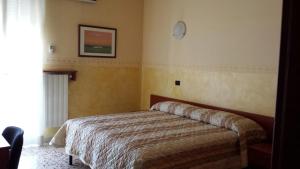 Postel nebo postele na pokoji v ubytování Hotel Frejus