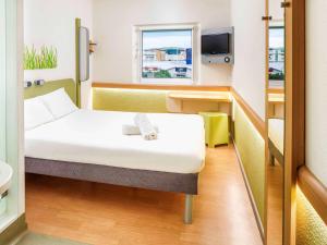 Postel nebo postele na pokoji v ubytování ibis budget Southampton Centre