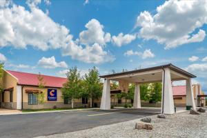 une station-service avec un bâtiment avec un ciel dans l'établissement Comfort Inn & Suites Alamosa, à Alamosa