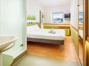 Postel nebo postele na pokoji v ubytování ibis budget Southampton Centre