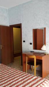 Postel nebo postele na pokoji v ubytování Hotel Frejus