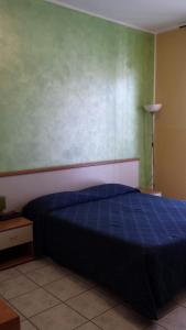 Postel nebo postele na pokoji v ubytování Hotel Frejus