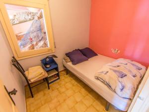ロザスにあるEscapade 2の小さなベッドルーム(ベッド1台、椅子付)