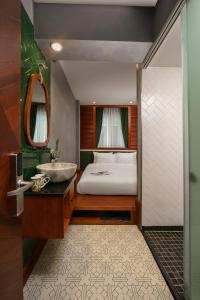 Voodi või voodid majutusasutuse Hanoi La Selva Central Hotel & Spa toas