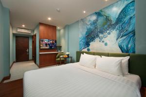 Voodi või voodid majutusasutuse Hanoi La Selva Central Hotel & Spa toas