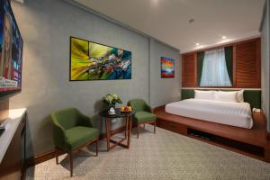 Voodi või voodid majutusasutuse Hanoi La Selva Central Hotel & Spa toas