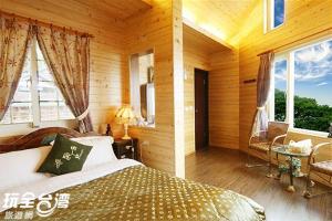 um quarto com uma cama num quarto com janelas em House of Ahan em Meishan