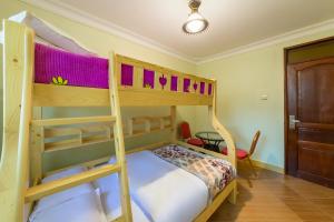 מיטה או מיטות קומותיים בחדר ב-Chocolate Luxury Hotel
