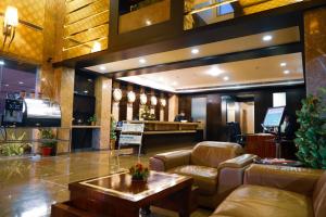 een lobby van een hotel met banken en een bar bij Hotel Winway in Indore