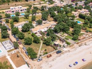 eine Luftansicht eines Hauses neben dem Strand in der Unterkunft Barbati Beach Holiday Apartment, Corfu,Greece in Barbati