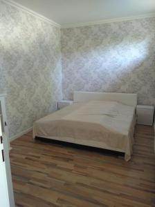 1 dormitorio con 1 cama y suelo de madera en Apartmán Nostalgie en Telč