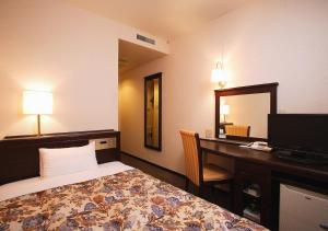 Un pat sau paturi într-o cameră la Hamamatsu Hotel