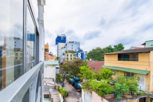 - un balcon offrant une vue sur une ville avec des bâtiments dans l'établissement Cozrum Homes Citi Town, à Hô-Chi-Minh-Ville