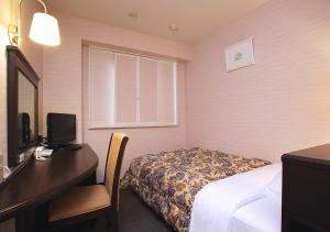 Un pat sau paturi într-o cameră la Hamamatsu Hotel