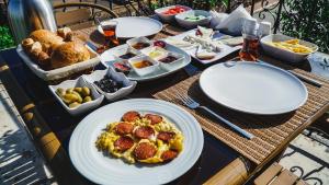a table with plates of food and bowls of food at Capiedra Hotel in Uçhisar