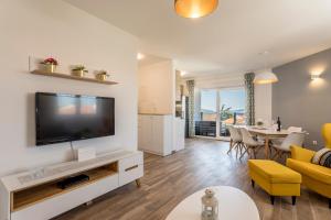 Televízia a/alebo spoločenská miestnosť v ubytovaní Luxury view apartments