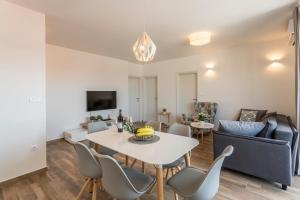 Televízia a/alebo spoločenská miestnosť v ubytovaní Luxury view apartments