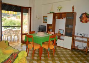 a living room with a green table and chairs at Villa Irma sul mare in Marina