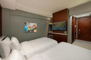 Televiisor ja/või meelelahutuskeskus majutusasutuses Hanoi La Selva Central Hotel & Spa