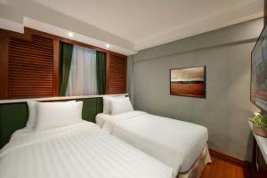 Voodi või voodid majutusasutuse Hanoi La Selva Central Hotel & Spa toas